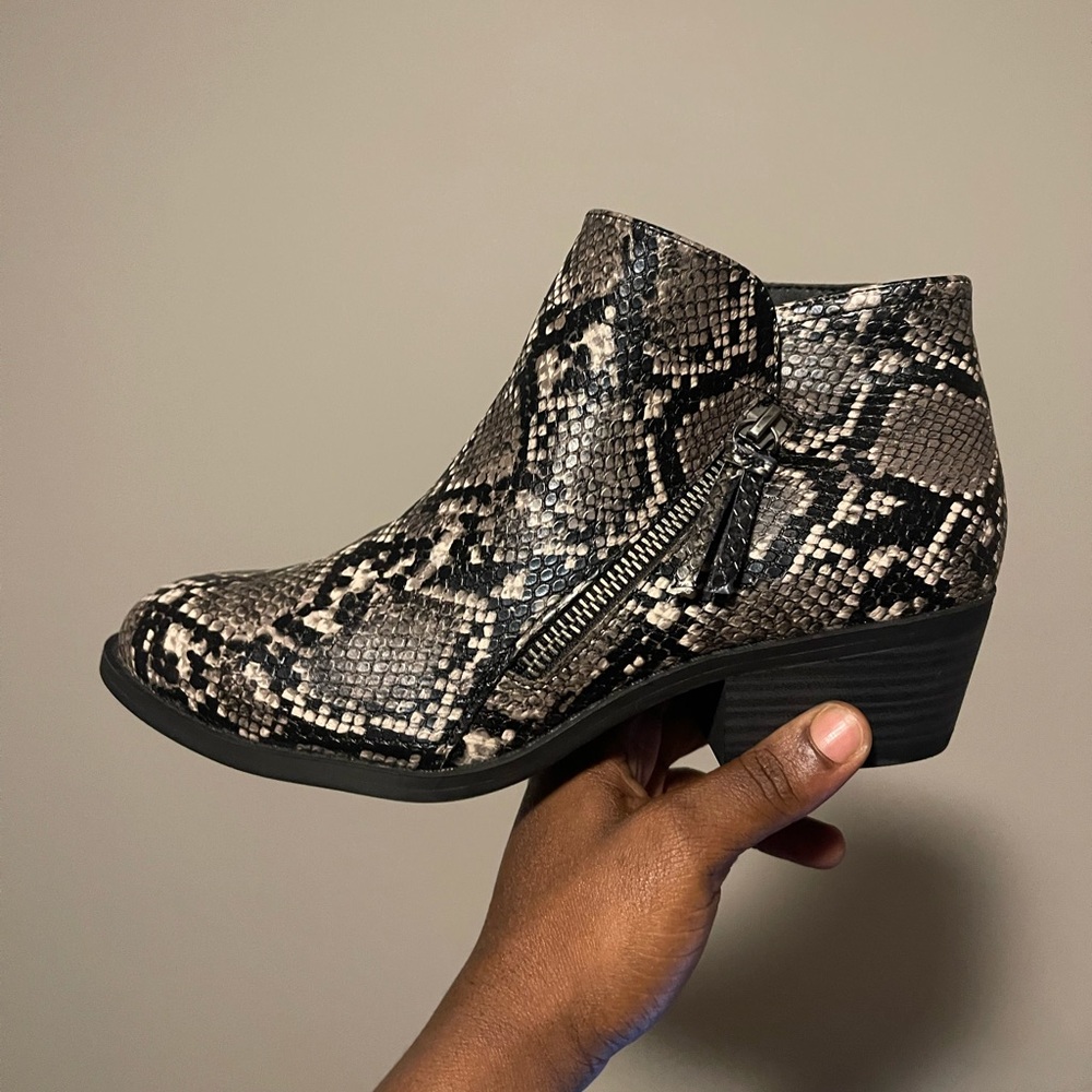 ARIZONA woman’s Emmy Stacked heel snake print -size 8